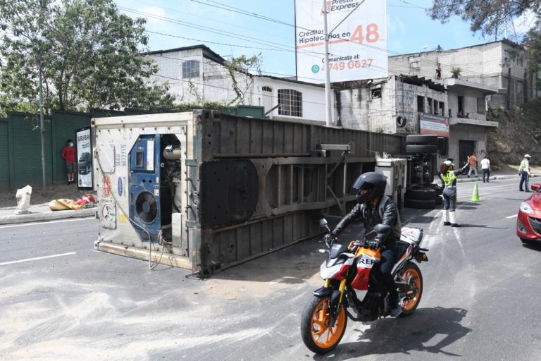 Tráiler volcado en el Periférico complica tránsito con dirección al centro