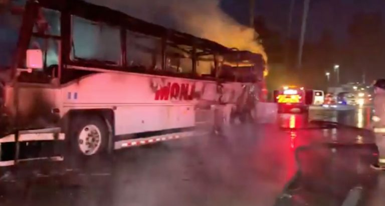 Bus de Transportes Monja Blanca se incendia