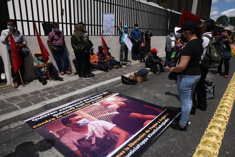 Manifestantes piden liberar a exjefe de SAT y exinvestigador de CICIG