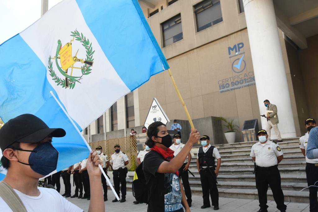 manifestación frente al Ministerio Público para exigir renuncia de la fiscal general y el ministro de Gobernación