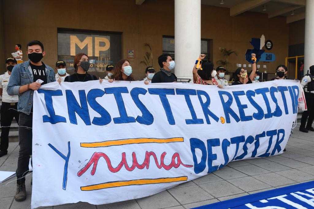 manifestación frente al Ministerio Público para exigir renuncia de la fiscal general y el ministro de Gobernación