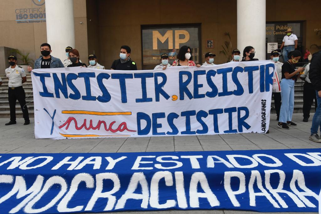 manifestación frente al Ministerio Público para exigir renuncia de la fiscal general y el ministro de Gobernación