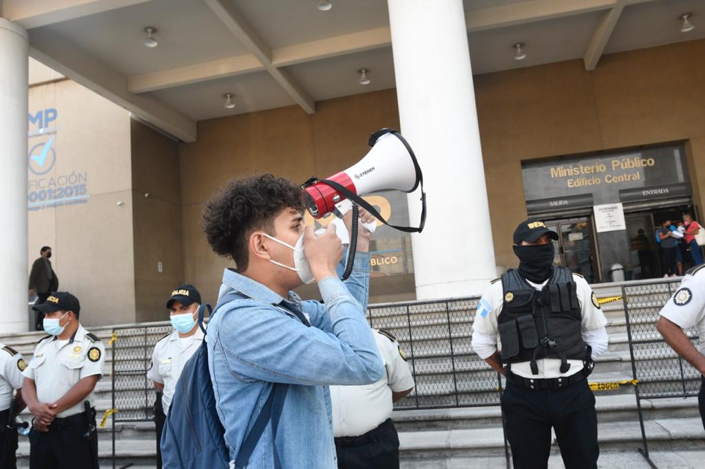 manifestación frente al Ministerio Público para exigir renuncia de la fiscal general y el ministro de Gobernación