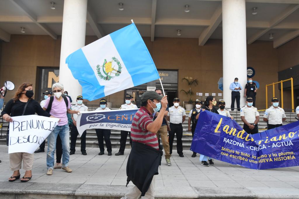 manifestación frente al Ministerio Público para exigir renuncia de la fiscal general y el ministro de Gobernación