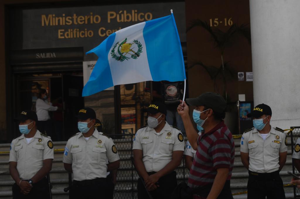 manifestación frente al Ministerio Público para exigir renuncia de la fiscal general y el ministro de Gobernación