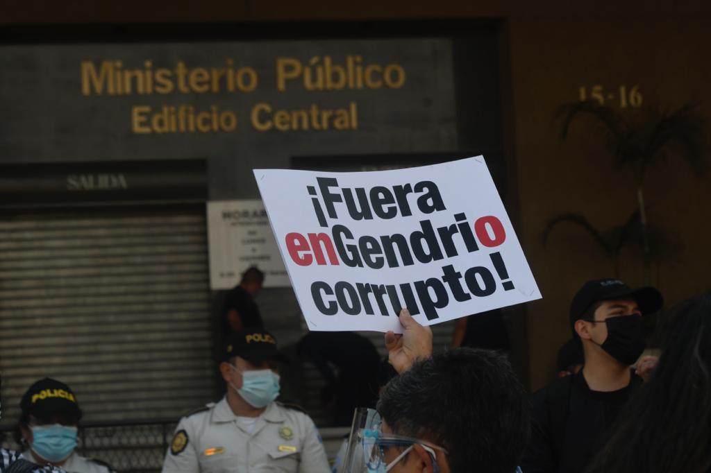 manifestación frente al Ministerio Público para exigir renuncia de la fiscal general y el ministro de Gobernación