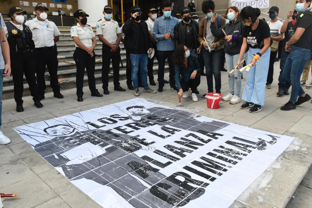 manifestación frente al Ministerio Público para exigir renuncia de la fiscal general y el ministro de Gobernación