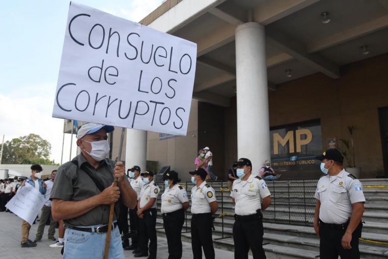 manifestación frente al Ministerio Público para exigir renuncia de la fiscal general y el ministro de Gobernación