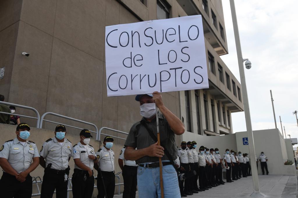 manifestación frente al Ministerio Público para exigir renuncia de la fiscal general y el ministro de Gobernación