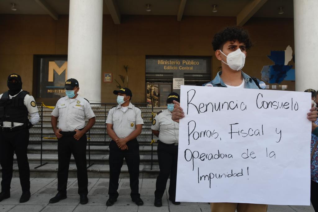 manifestación frente al Ministerio Público para exigir renuncia de la fiscal general y el ministro de Gobernación