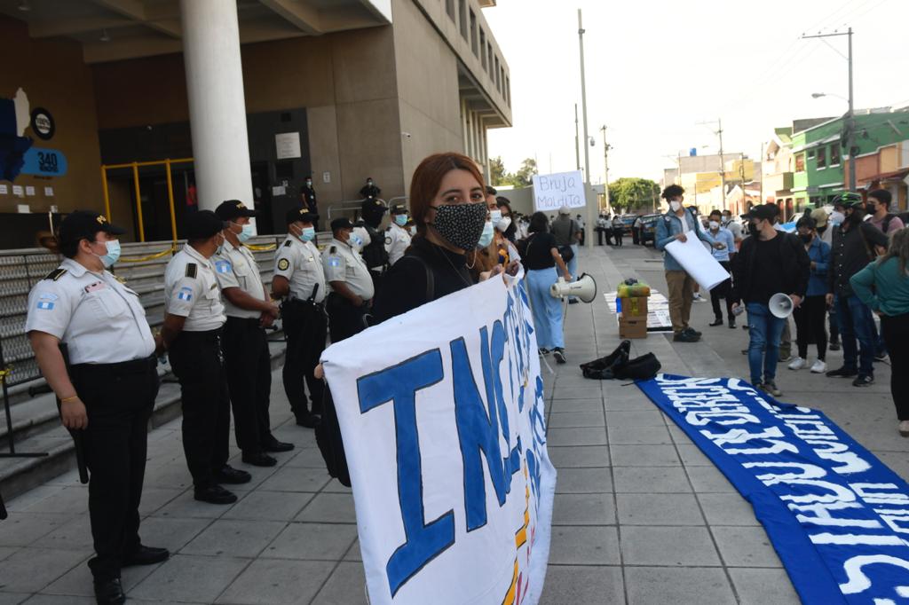 manifestación frente al Ministerio Público para exigir renuncia de la fiscal general y el ministro de Gobernación