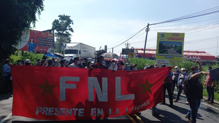 Sindicalistas de Salud bloquean la ruta al Pacífico para exigir vacunas