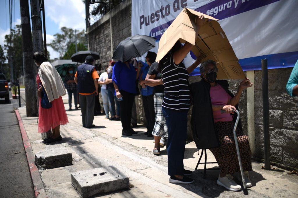 vacunación contra Covid-19 de adultos mayores en el CUM de la Usac