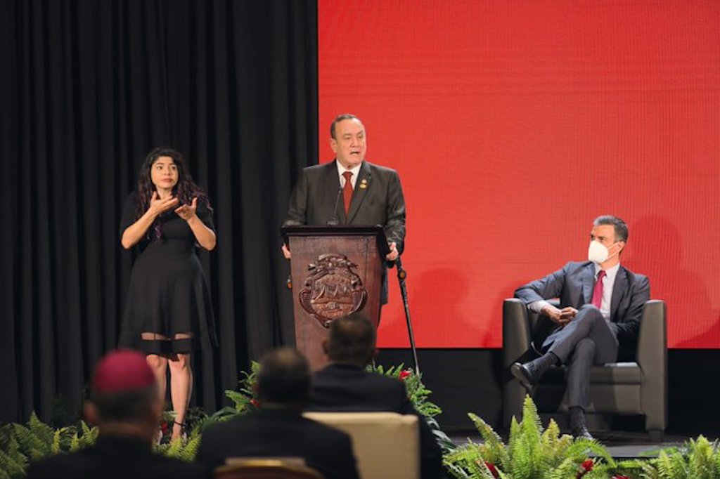 Alejandro Giammattei y Pedro Sánchez, presidentes de Guatemala y España, respectivamente, en la Cumbre del SICA.