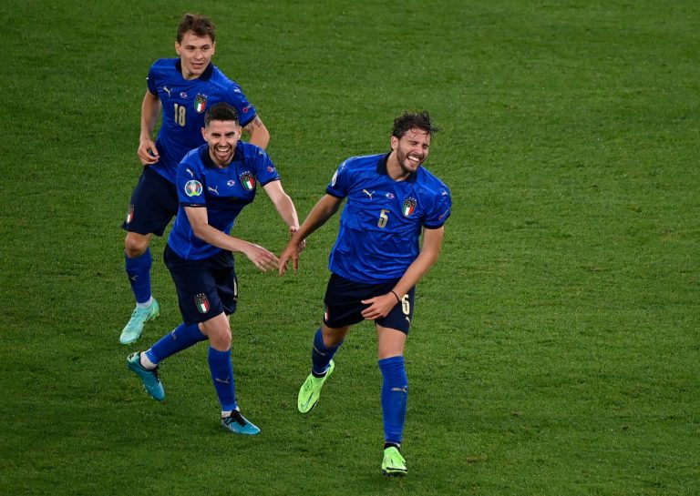 Italia vence a Suiza y avanza