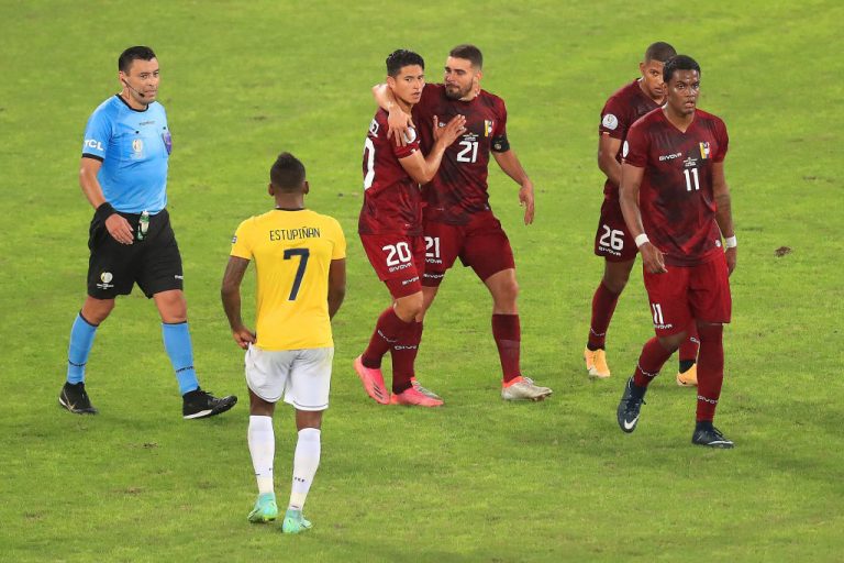 Venezuela y Ecuador empatan 2-2