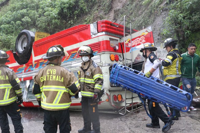 Bus extraurbano se accidenta en bajada de Las Charcas