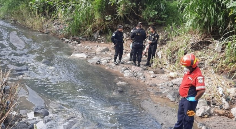 cadáver de hombre atado de pies y manos en zona 21