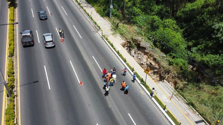 Socavamiento en el km. 14.7 de la ruta al Pacífico