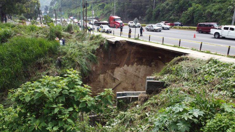 hundimiento en Km. 14 de la ruta al Pacífico