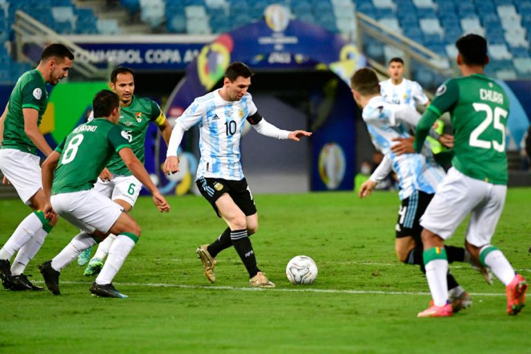 Lionel Messi enfrentando a Bolivia