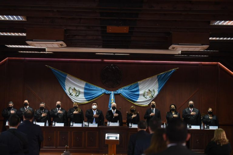 Nester Vásquez y Claudia Paniagua toman posesión como magistrados de Corte de Constitucionalidad