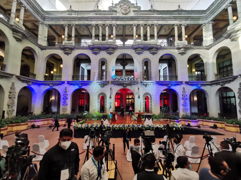 Alejandro Giammattei y Kamala Harris se reunirán en el Palacio Nacional