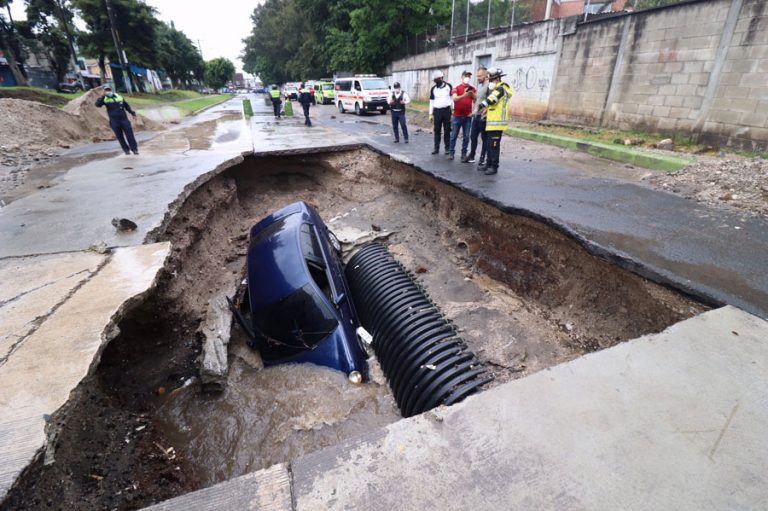 Vehículo cae en agujero en colonia Pablo Sexto