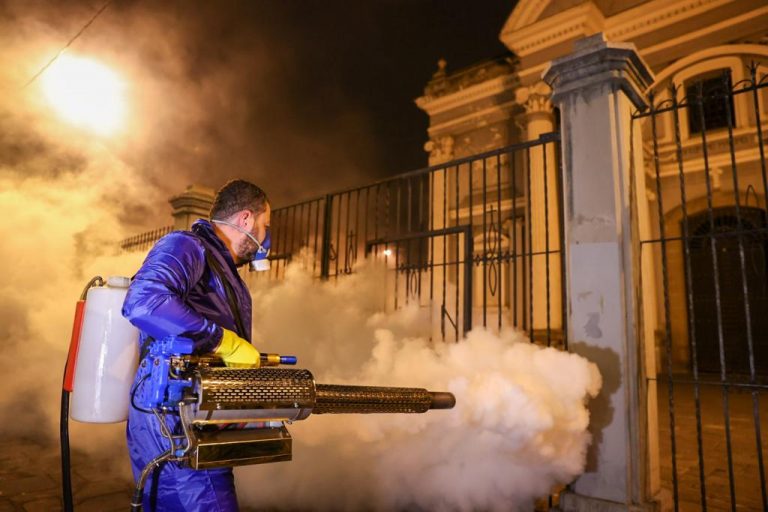 Municipalidad de Guatemala realiza tareas de limpieza contra el COVID-19 ante alerta sanitaria emitida por Salud.