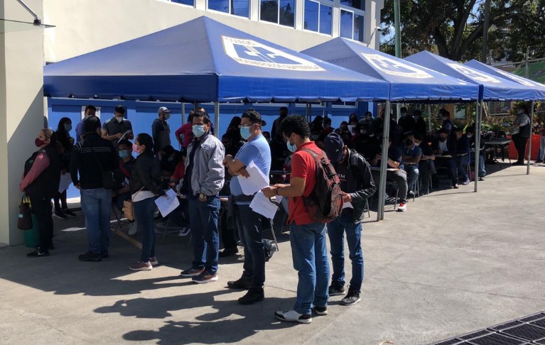 centro de vacunación contra Covid-19 en colegio de INgenieros