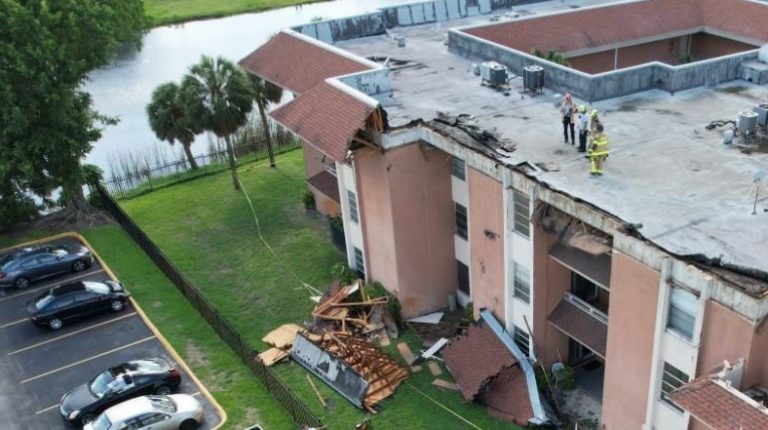 Colapsa parte del techo de un edificio en Miami