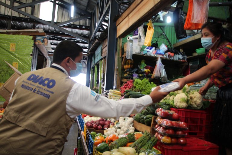 Diaco entrega mascarillas en mercados de la capital