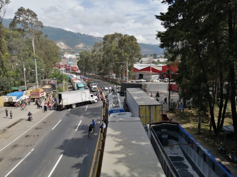 manifestación de recolectores en Km. 22 de ruta al Pacífico