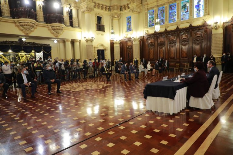 conferencia del presidente Alejandro Giammattei y ministra Amelia Flores