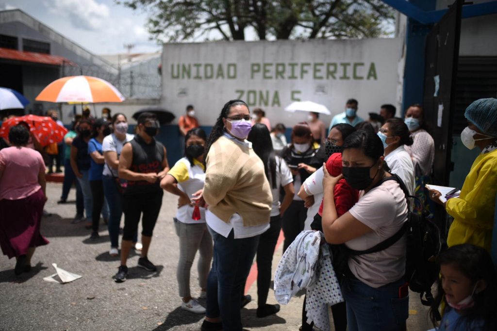 vacunación de maestros en Periférica del IGSS, zona 5