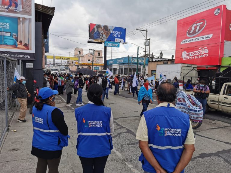 Delegados de la Procuraduría de los Derechos Humanos (PDH) verifican el respeto a los manifestantes en la calle Martí.