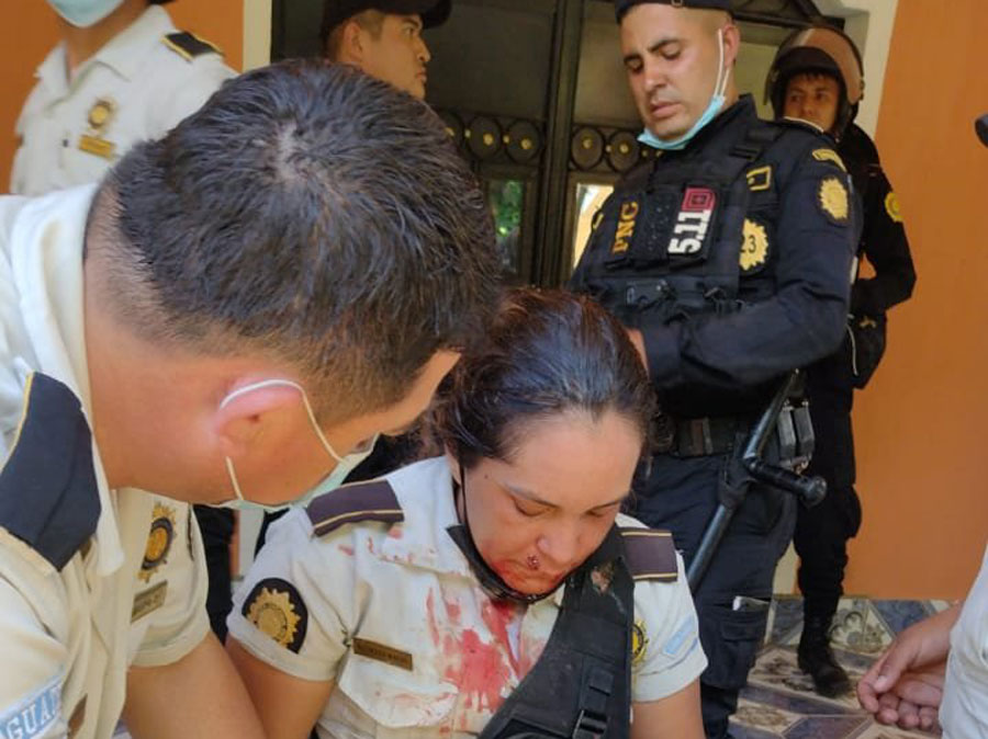 Agentes PNC agredidos por manifestantes