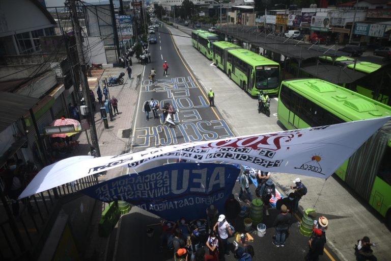 Manifestantes amplían bloqueo en calzada Aguilar Batres