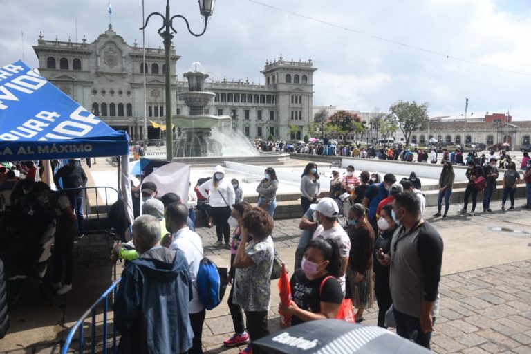 puesto de vacunación contra Covid-19 en plaza de la Constitución