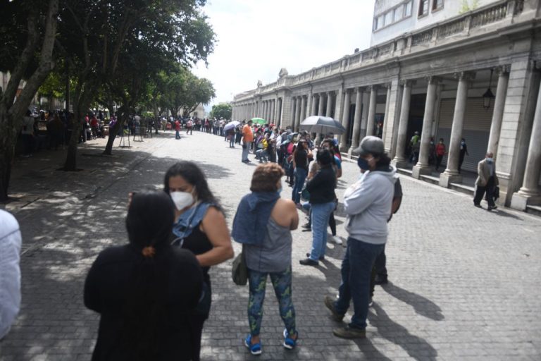 puesto de vacunación contra Covid-19 en plaza de la Constitución