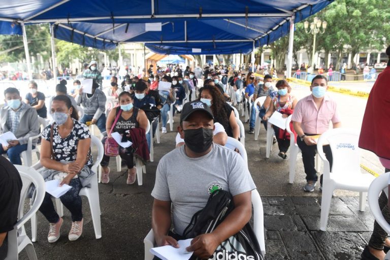 puesto de vacunación contra Covid-19 en plaza de la Constitución