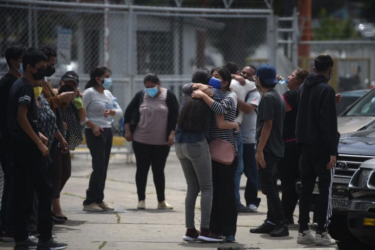 Familiares de víctimas de Covid-19 se abrazan afuera del hospital del Parque de la Industria