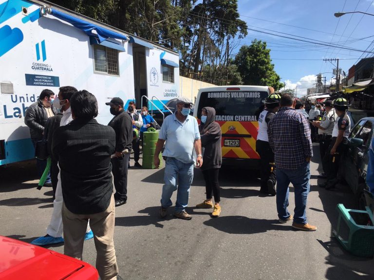 Paciente con Covid-19 muere frente a laboratorio móvil en zona 11