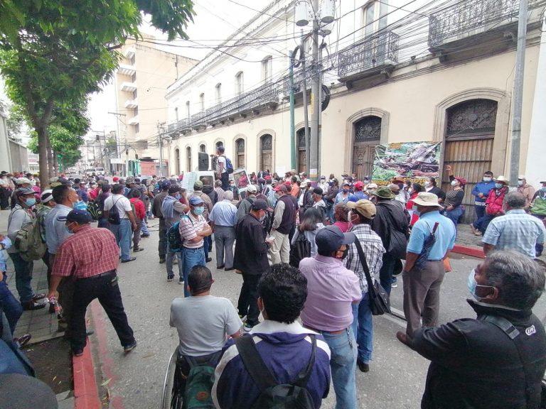 Militares retirados manifiestan de nuevo frente al Congreso