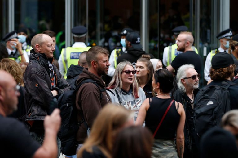 Manifestantes antivacunas en ITN, en Londres