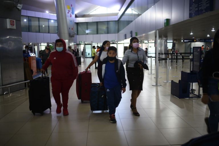 aeropuerto internacional La Aurora, viajeros deben tramitar salvoconducto para transitar durante toque de queda