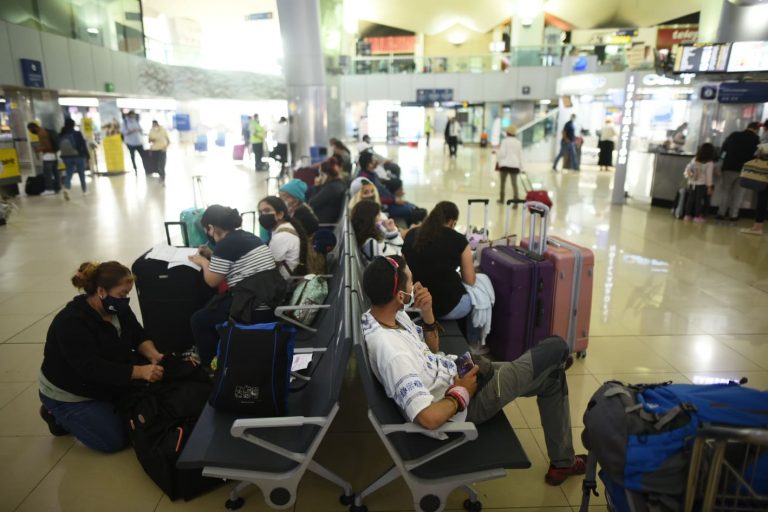 aeropuerto internacional La Aurora, viajeros deben tramitar salvoconducto para transitar durante toque de queda