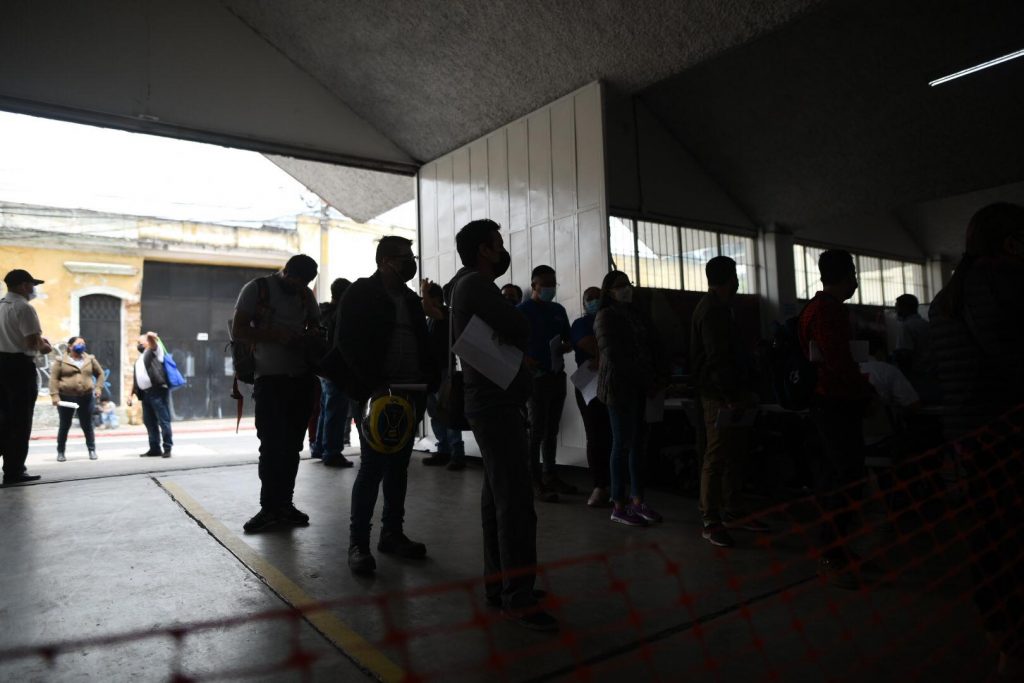 centro de vacunación contra Covid-19 en Cruz Roja Guatemalteca