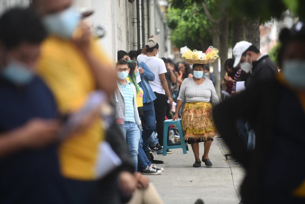 centro de vacunación contra Covid-19 en Cruz Roja Guatemalteca