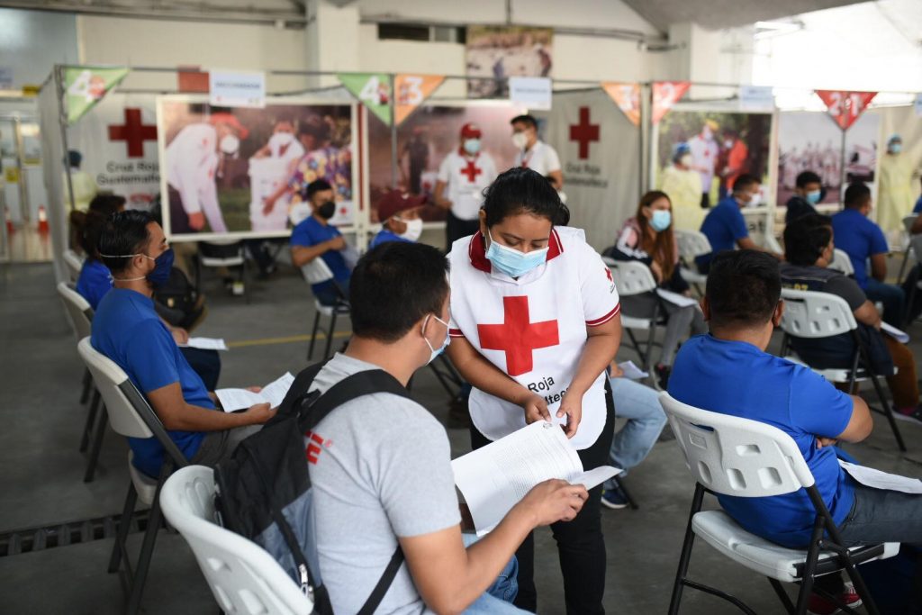 centro de vacunación contra Covid-19 en Cruz Roja Guatemalteca